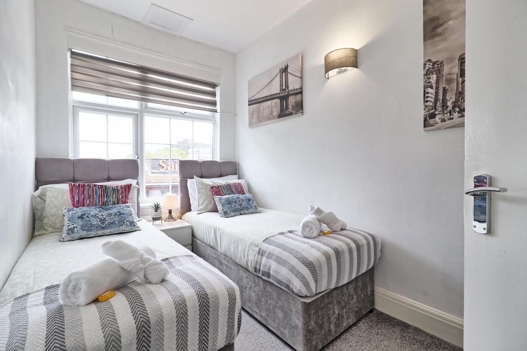 Luxury 3-Bed Apartment Near To London With Parking Hornchurch Exterior foto