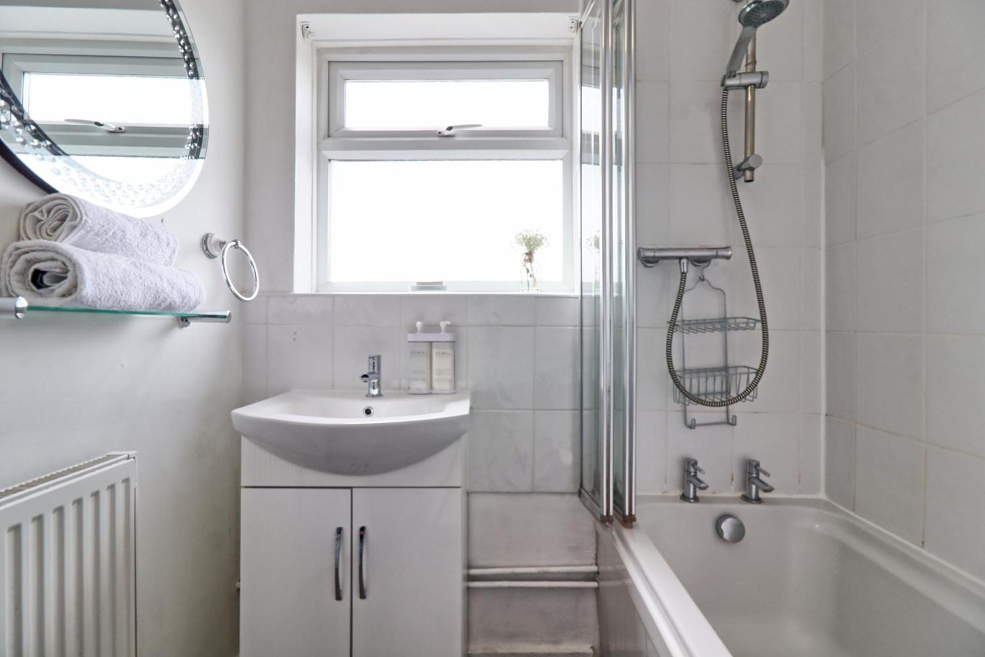 Luxury 3-Bed Apartment Near To London With Parking Hornchurch Exterior foto