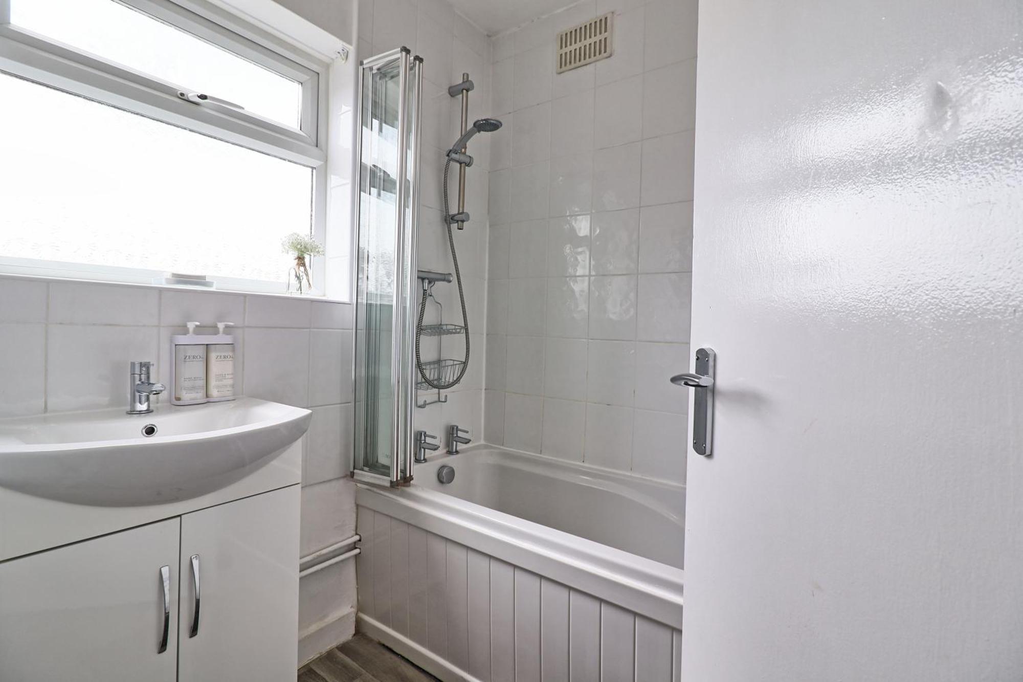Luxury 3-Bed Apartment Near To London With Parking Hornchurch Exterior foto