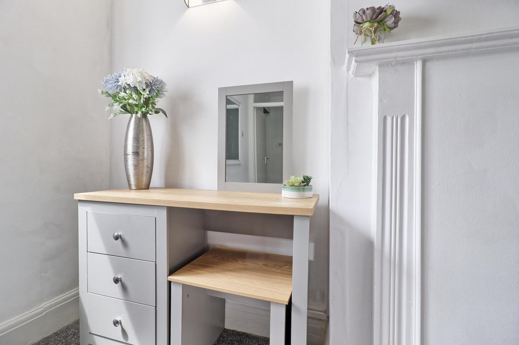 Luxury 3-Bed Apartment Near To London With Parking Hornchurch Exterior foto