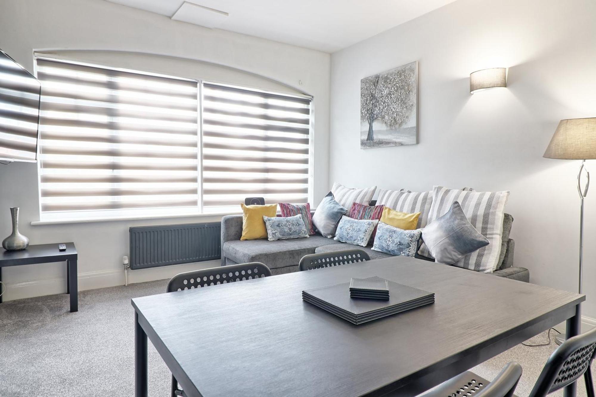 Luxury 3-Bed Apartment Near To London With Parking Hornchurch Exterior foto